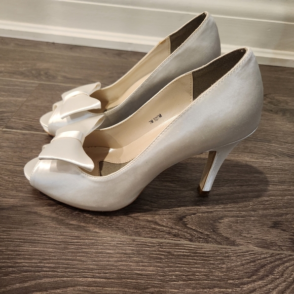 White Satin Wedding Heeled Shoes with Bow - Picture 4 of 9